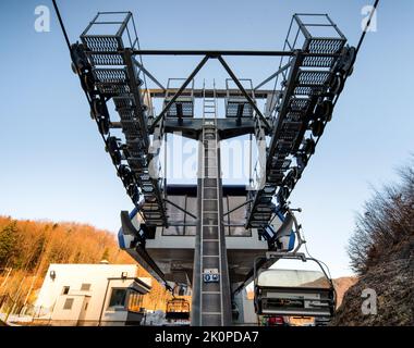 BANSKA STIAVNICA, SLOWAKEI - 27. FEBRUAR 2022: Talstation des Sessels im Skigebiet Salamandra in der Wintersaison. Stockfoto