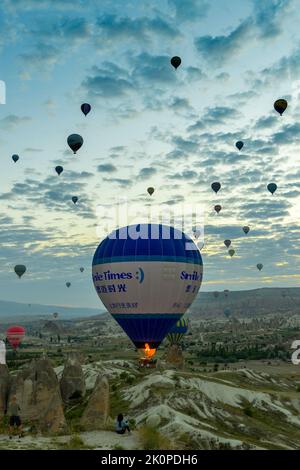 GOREME/TÜRKEI - 30. Juni 2022: Touristen sehen sich die Heißluftballonshow in Kappadokien an Stockfoto