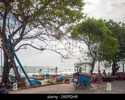 Einheimische am Strand von Jimbaran, Bali, Indonesien Stockfoto