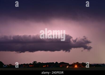 Petersdorf, Deutschland. 09. September 2022. Blitze erleuchten die dunklen Wolken eines Gewitters. Quelle: Patrick Pleul/dpa/Alamy Live News Stockfoto