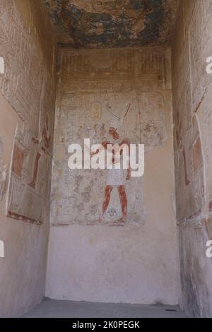 Luxor, Ägypten - 13. November 2020: Altägyptische Malerei an den Wänden nahe der Tür des Totentempels der Hatschepsut Stockfoto