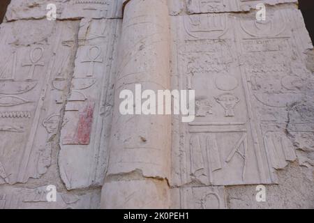 Luxor, Ägypten - 13. November 2020: Altägyptische Malerei an den Wänden nahe der Tür des Totentempels der Hatschepsut Stockfoto