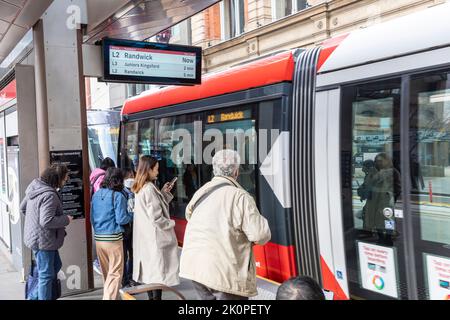 Personen, die an Bord eines Stadtbahnwagens in Sydney CBD in der George Street, Sydney, NSW, Australien, fahren Stockfoto