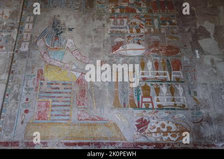 Luxor, Ägypten - 13. November 2020: Altägyptische Malerei an den Wänden nahe der Tür des Totentempels der Hatschepsut Stockfoto
