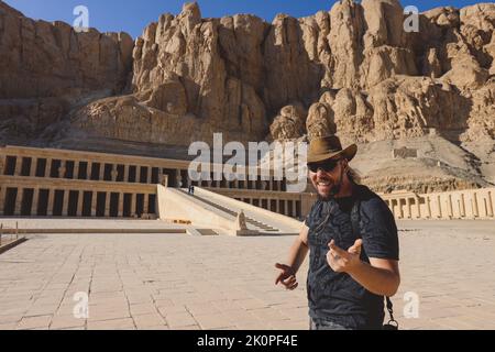 Weißer Mann Tourist, der einen antiken Totentempel der Hatschepsut in der Nähe von Luxor, Ägypten, besucht Stockfoto