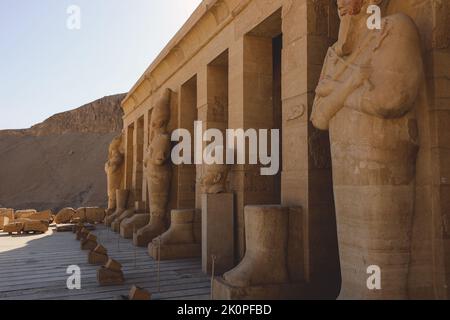 Altägyptische Gottesstatuen im Totentempel der Hatschepsut in der Nähe von Luxor, Ägypten Stockfoto