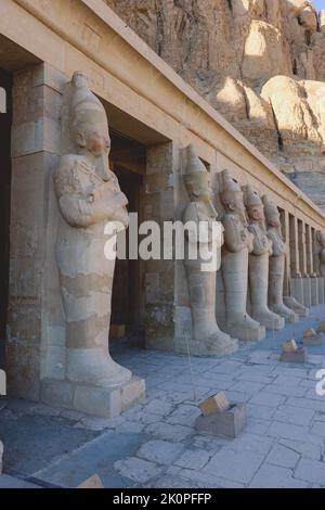 Altägyptische Gottesstatuen im Totentempel der Hatschepsut in der Nähe von Luxor, Ägypten Stockfoto