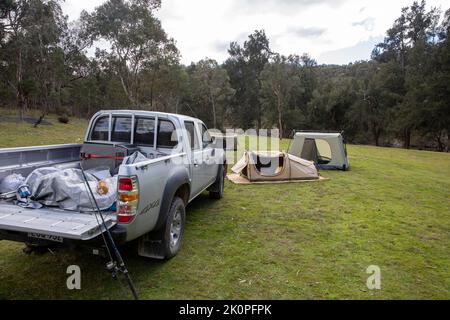 Australischer Campingplatz im Abercrombie River National Park im regionalen New South Wales, Swag-Zelt und Mazda Ute Vehicle, Australien Stockfoto