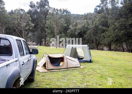 Australischer Campingplatz im Abercrombie River National Park im regionalen New South Wales, Swag-Zelt und Mazda Ute Vehicle, Australien Stockfoto