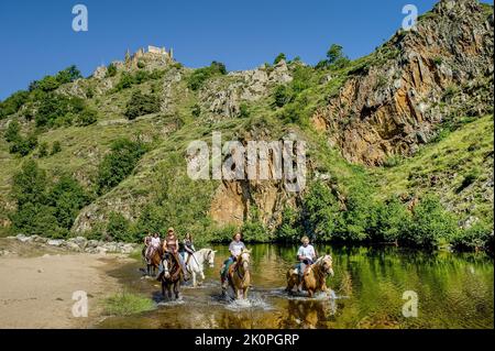 Haute-Loire (43). Goudet. Balade a cheval dans la vallee de la Loire Stockfoto