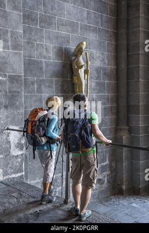 Frankreich. Auvergne. Haute-Loire (43) Le Puy-en-Velay. Am Anfang des Weges nach Santiago de Compostela, die Pilger vor einer Statue von Saint-Jacq Stockfoto