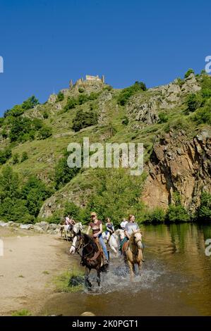 Haute-Loire (43). Goudet. Balade a cheval dans la vallee de la Loire Stockfoto