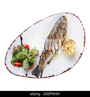 Portion gegrillten Seebarsch Fisch mit Salat Stockfoto