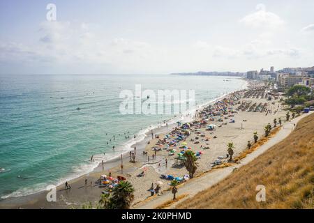 Überfüllter Strand mit Sonnenschirmen belebter Strand, Fuengirola, Los Boliches, Andalusien, Costa del Sol, Spanien. Stockfoto