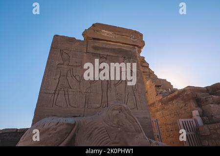 Blick im Freien auf einen altägyptischen Dendera-Tempelkomplex im Südosten von Dendera, Ägypten Stockfoto