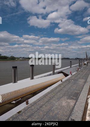 Landschaftsfoto vom rechten Ufer in Antwerpen in Belgien, über die Schelde Stockfoto