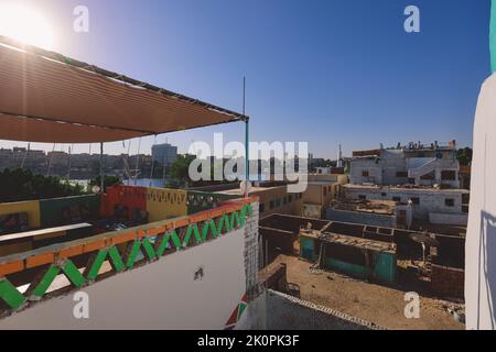 Bunte Gebäude in Assuan mit lokaler nubischer Stildekoration an den Wänden, Ägypten Stockfoto