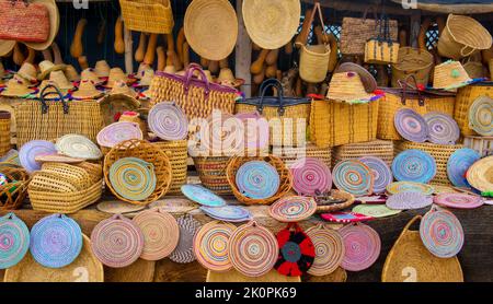 Handwerk wicker Hüte, Taschen und andere Souvenirs auf dem Markt von Marokko Stockfoto