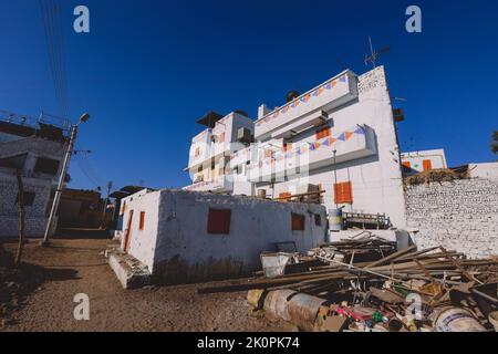 Bunte Gebäude in Assuan mit lokaler nubischer Stildekoration an den Wänden, Ägypten Stockfoto