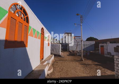 Bunte Gebäude in Assuan mit lokaler nubischer Stildekoration an den Wänden, Ägypten Stockfoto