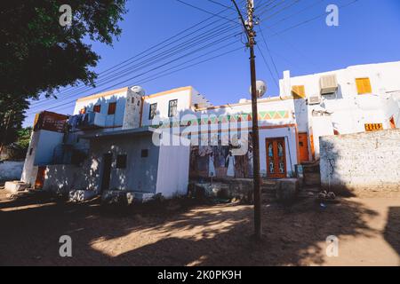 Bunte Gebäude in Assuan mit lokaler nubischer Stildekoration an den Wänden, Ägypten Stockfoto