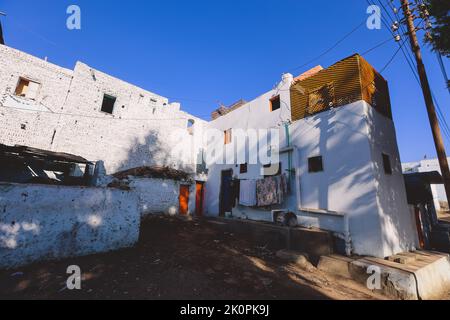 Bunte Gebäude in Assuan mit lokaler nubischer Stildekoration an den Wänden, Ägypten Stockfoto