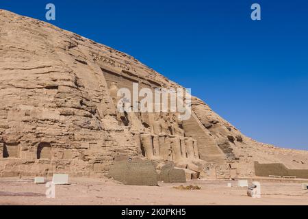 Die Hauptansicht eines Eingangs zum Großen Tempel bei Abu Simbel mit alten kolossalen Statuen von Ramses II., sitzend auf einem Thron und das Doppelte tragend Stockfoto