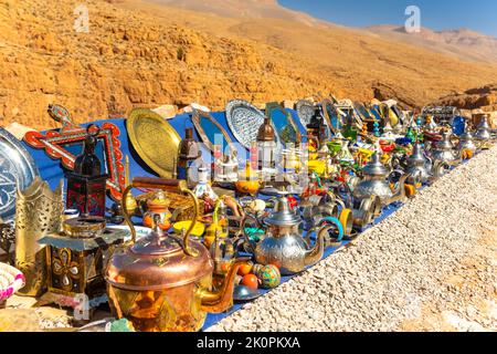 Bunte marokkanische Souvenirs auf dem Markt. Teekannen und Teller, Dekorationen, Tagines, Schmuckstücke Stockfoto