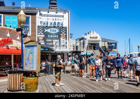 Pier 39 in San Francisco ist voller Touristen. Stockfoto