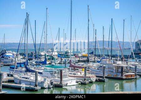 Segelboote liegen an einer Marina am Pier 39 in San Francisco, Kalifornien, USA Stockfoto