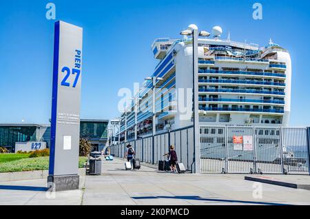 Ruby Princess, ein riesiges Kreuzfahrtschiff, dockte am James R Herman Cruise Terminal am Pier 27 im Hafen von San Francisco, Kalifornien, USA an Stockfoto