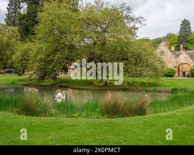 Blick über den Ententeich zum Stanway House, einem jakobischen Herrenhaus aus dem 16.. Jahrhundert, Stanway, Cotswolds, Gloucestershire Stockfoto