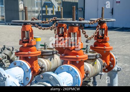 Nahaufnahme von Ventilen an industriellen Wasserleitungen Stockfoto