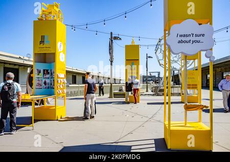 Kostenlose öffentliche Ausstellungen und Experimente auf der Straße im Exploratorium Science and Technology Museum am Pier 15/17, San Francisco, Kalifornien Stockfoto