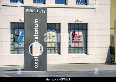 Das Exploratorium am Pier 15/17 ist ein Wissenschafts- und Technologiemuseum in San Francisco, Kalifornien, USA Stockfoto