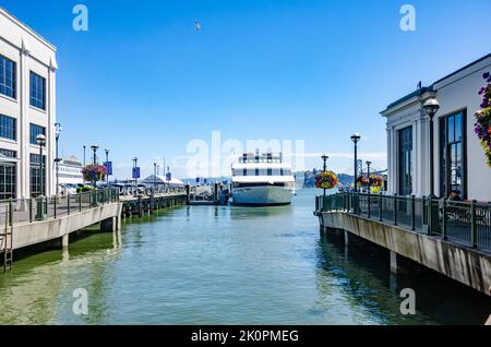 Eine Yacht mit dem Namen „San Francisco Spirit“, die an einem Sommertag unter blauem Himmel in San Francisco vertäut ist Stockfoto