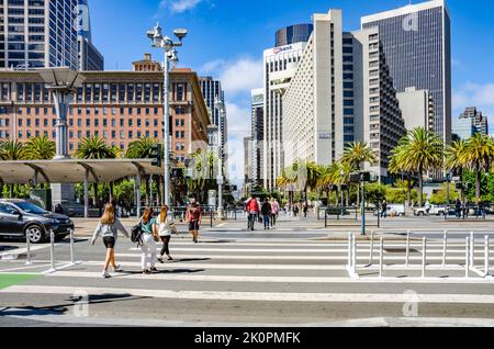 Fußgängerüberweg in San Francisco, Kalifornien, ist mit Menschen beschäftigt, die Embarcadero überqueren Stockfoto