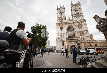 London, Großbritannien. 12. September 2022. Verschiedene Fernsehsender geben ihre Ansagen vor der Kirche Westminster Abbey ab. Die britische Königin Elizabeth II. Starb am 8. September 2022 im Alter von 96 Jahren. Am 14. September wird ihr Sarg in einer öffentlichen Prozession über die Mall vom Buckingham Palace zur Westminster Hall gebracht. Am 19. September wird der Trauerdienst in der Westminster Abbey stattfinden. Quelle: Christian Charisius/dpa/Alamy Live News Stockfoto