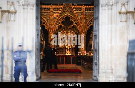 London, Großbritannien. 12. September 2022. Blick auf die Westminster Abbey Kirche während der Bauarbeiten für den Trauergottesdienst nach dem Tod von Königin Elizabeth II. Die britische Königin Elizabeth II. Starb am 8. September 2022 im Alter von 96 Jahren. Am 14. September wird ihr Sarg in einer öffentlichen Prozession über die Mall vom Buckingham Palace zur Westminster Hall gebracht. Am 19. September wird der Trauerdienst in der Westminster Abbey stattfinden. Quelle: Christian Charisius/dpa/Alamy Live News Stockfoto