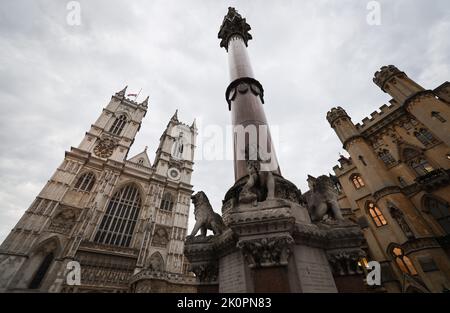 London, Großbritannien. 12. September 2022. Die Türme der Kirche Westminster Abbey (l). Die britische Königin Elizabeth II. Starb am 8. September 2022 im Alter von 96 Jahren. Am 14. September wird ihr Sarg in einer öffentlichen Prozession über die Mall vom Buckingham Palace zur Westminster Hall gebracht. Am 19. September wird der Trauerdienst in der Westminster Abbey stattfinden. Quelle: Christian Charisius/dpa/Alamy Live News Stockfoto