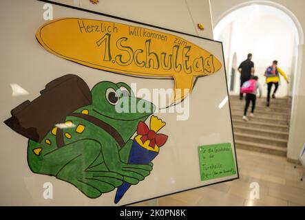 München, Deutschland. 13. September 2022. Am ersten Schultag in Bayern hängt im Eingangsbereich der Grundschule Stielerstraße das Schild „Willkommen zum 1.. Schultag“. Kredit: Peter Kneffel/dpa/Alamy Live Nachrichten Stockfoto