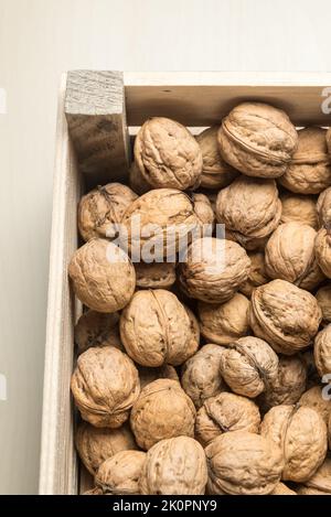 Holzkiste gefüllt mit ganzen Walnüssen, Blick von oben Stockfoto