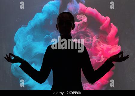 Doppelte Belichtung Silhouette Frau Yoga blau rosa Stockfoto