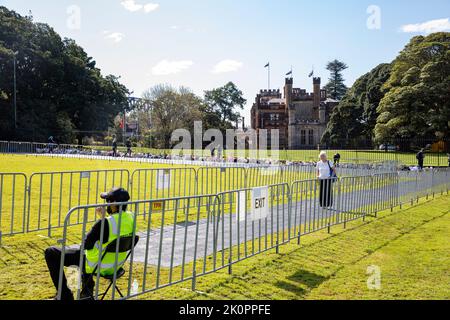 Tod von Königin Elizabeth II., Weg für Trauernde, Blumen zu hinterlassen und Respekt im Government House im Stadtzentrum von Sydney, NSW, Australien zu zahlen Stockfoto