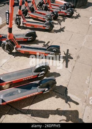 Elektro-VOI-E-Scooter zu mieten auf einer Straße in Cambridge Cambridgeshire England - CO2-neutraler Transport Stockfoto