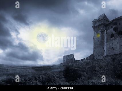 Apokalyptische Landschaft mit Straße, alte Türme und Mond Stockfoto