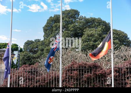 Tod von Königin Elizabeth II., in Sydney fliegen Flaggen am halben Mast vor dem Conservatorium of Music in der Macquarie Street, im Stadtzentrum von Sydney, NSW, Australien Stockfoto