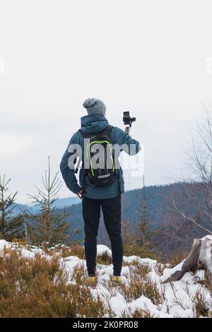 Fotograf, den ich kenne, verwendet einen Gimbal auf seinem Telefon, um ein besseres Videobild zu erhalten. Aufnahme von Videos in der tschechischen Natur im Winter. Vlogging live. Stockfoto