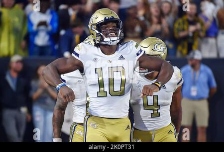 Atlanta, GA, USA. 10. September 2022. Georgia Tech Yellowjackets Quarterback Jeff Sims (10) feiert nach einem Touchdown im zweiten Quartal in einem NCAA College-Fußballspiel gegen die Western Carolina Catamounts im Bobby Dodd Stadium in Atlanta, GA. Austin McAfee/CSM/Alamy Live News Stockfoto