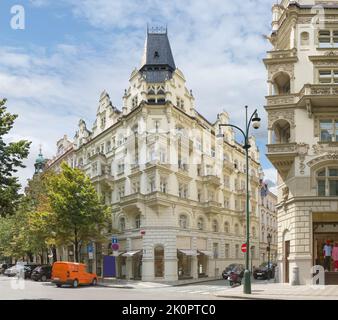 Schönes altes Haus an der Parizska Straße. Prag, Tschechische Republik Stockfoto